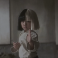 Sia cambia a Maddie Ziegler por una niña karateka en el vídeo de "Alive"